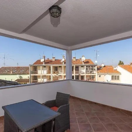 Penthouse Lorena Πόρετς